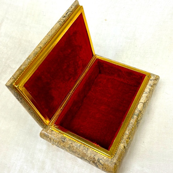 - Vintage heavy marble jewelry/snuff box with gold tone accents and red l… - Picture 7 of 10